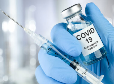 Judeţul a depăşit 100.000 de vaccinări împotriva SARS-CoV-2; creşte rata de infectare în zona carantinată