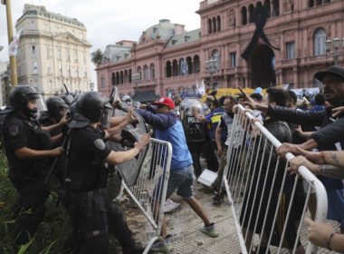 BREAKING NEWS!  Haos la priveghiul lui Maradona. Argentinienii au încercat să ia cu asalt Casa Rosada şi au fost loviţi cu gaze lacrimogene