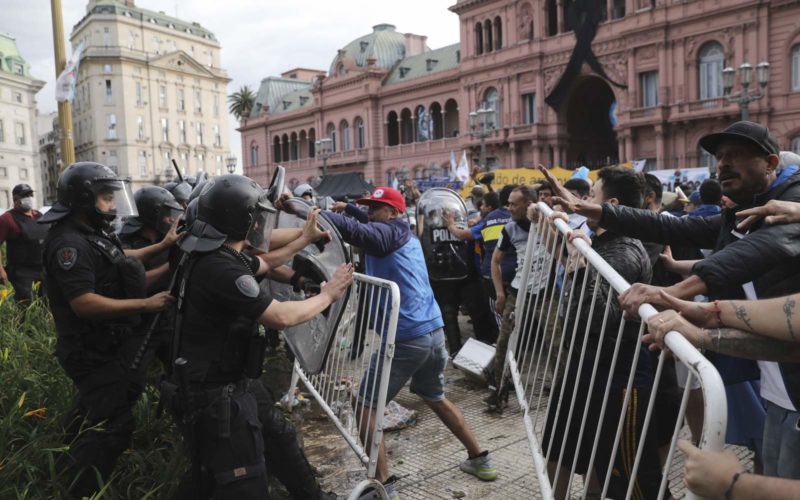 BREAKING NEWS!  Haos la priveghiul lui Maradona. Argentinienii au încercat să ia cu asalt Casa Rosada şi au fost loviţi cu gaze lacrimogene