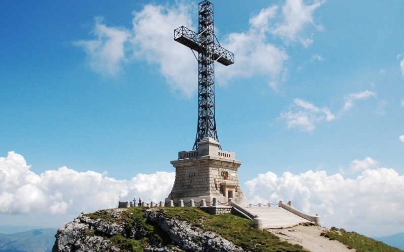 Ministrul Apărării Naţionale participă la ceremonia de resfinţire a „Crucii comemorative a Eroilor români din Primul Război Mondial” pe platoul din apropierea Vârfului Caraiman din Munţii Bucegi