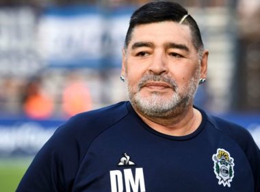 Avocatul lui Maradona susţine că fiicele sale l-au furat şi l-au abandonat
