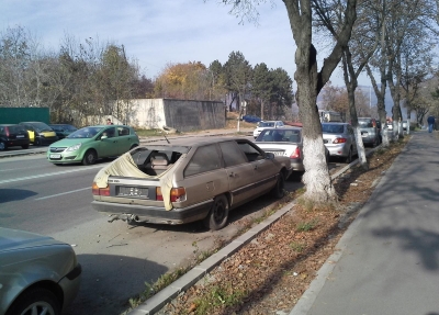 Primarul Capitalei vrea să ridice aproape 60.000 de maşini abandonate în Bucureşti pentru a crea locuri de parcare