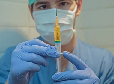 Coordonatorul campaniei de vaccinare anti-COVID: Primele doze ar putea ajunge în România luna viitoare