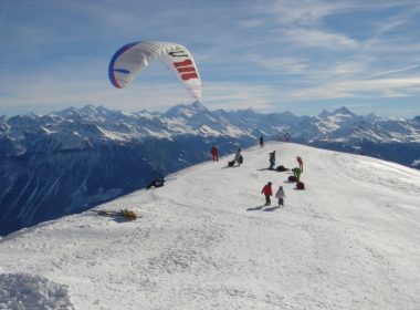 Sute de turişti britanici plasaţi în carantină într-o staţiune de schi din Elveţia au fugit din hotelurile unde erau izolaţi