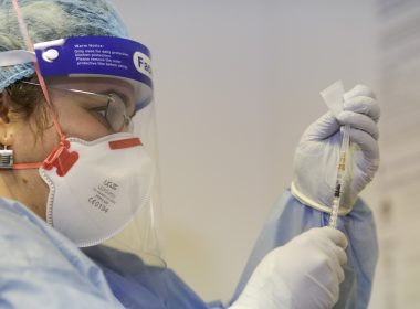 Opt persoane din Germania au fost injectate, din greşeală, cu cinci doze de vaccin în loc de una