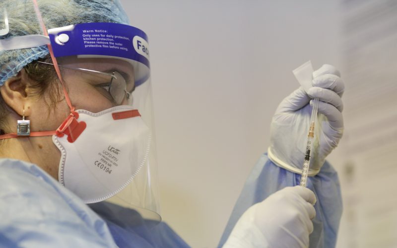 Opt persoane din Germania au fost injectate, din greşeală, cu cinci doze de vaccin în loc de una