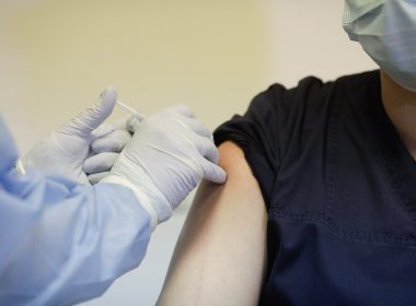 15 cadre medicale vaccinate anti-Covid, în prima oră de la demararea campaniei