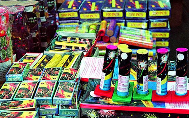 O femeie s-a ales cu dosar penal după ce a încercat să vândă peste 700 de petarde şi artificii