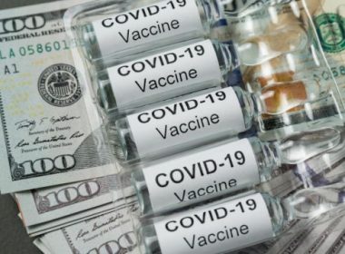 Financial Times: Ţările cu un ritm lent de vaccinare împotriva COVID vor avea o redresare economică slabă