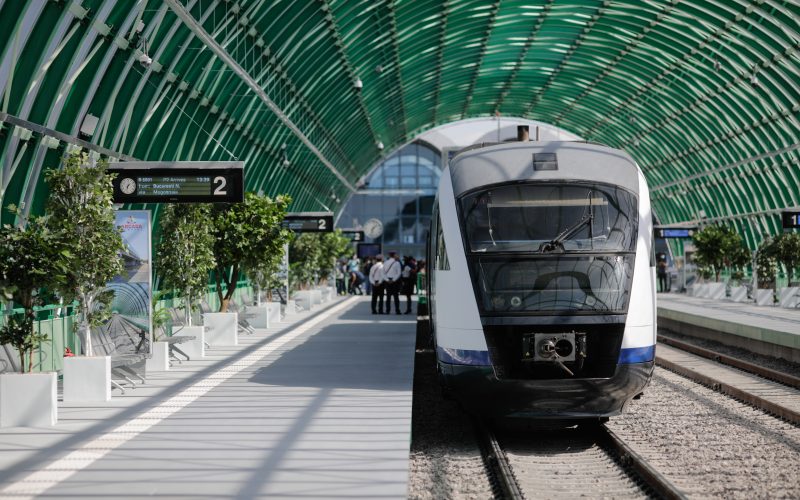 Primele curse cu trenul între Gara de Nord şi Aeroportul Otopeni. Durează 20 de minute şi costă 4 lei