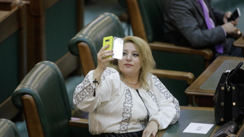 Cum şi-a petrecut Diana Şoşoacă prima zi la Senat. De la semnat condica, în direct pe Facebook: „Am venit în groapa cu hiene”