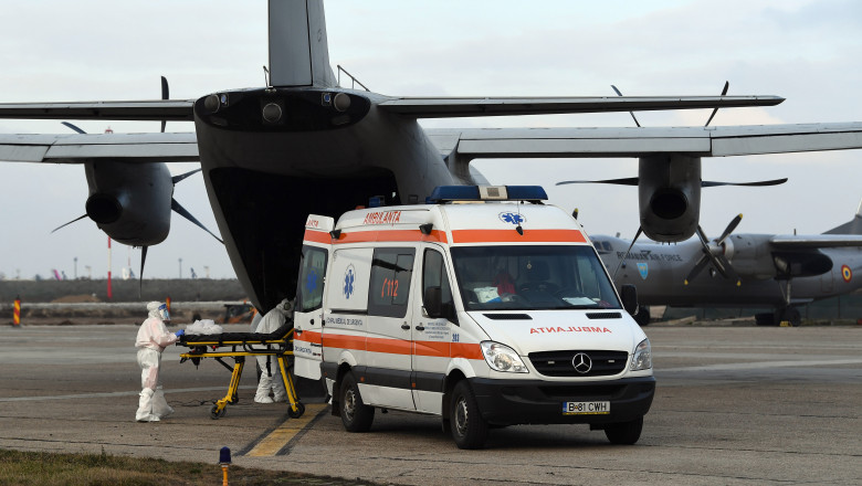 Cinci pacienţi cu COVID-19 aflaţi în stare gravă, transportaţi cu o aeronavă a Forţelor Aeriene Române de la Bucureşti la Târgu Mureş