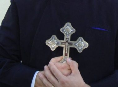 Preot italian, şantajat de un grup de tineri români