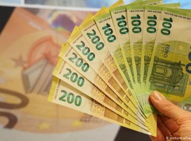 Un tânăr de 24 de ani a cumpărat mai multe bunuri cu bancnote de 50 de euro pe care scria că sunt false