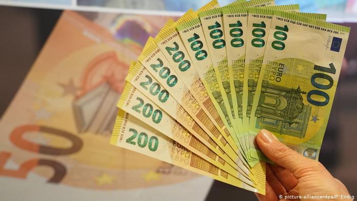 Un tânăr de 24 de ani a cumpărat mai multe bunuri cu bancnote de 50 de euro pe care scria că sunt false