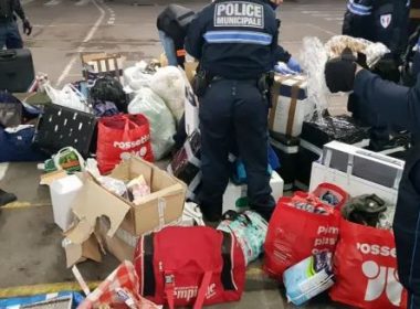 Peste o tonă de mâncare şi băutură primite de acasă de români pentru sărbători, distruse de poliţia din Franţa