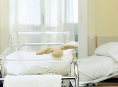 O femeie a murit după ce a născut un bebeluş sănătos. Familia acuză medicii de malpraxis