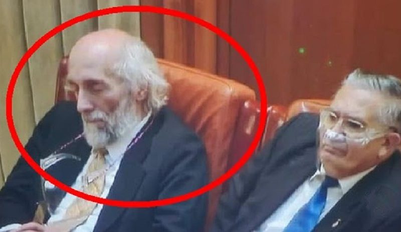 Senator AUR surprins dormitând în Parlament: Eram într-o poziţie care activează ”conexiuni mintale speciale”. Îmi pregăteam nişte idei pentru a doua zi la interpelare