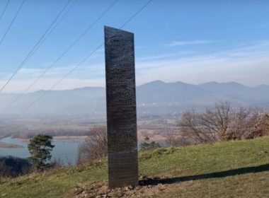 Mai multe publicaţii şi televiziuni străine semnalează existenţa unui misterios monolit în România