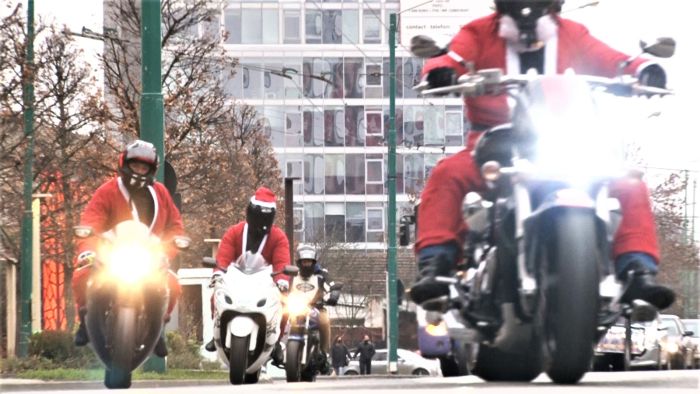 Moş Crăciun vine pe motocicletă