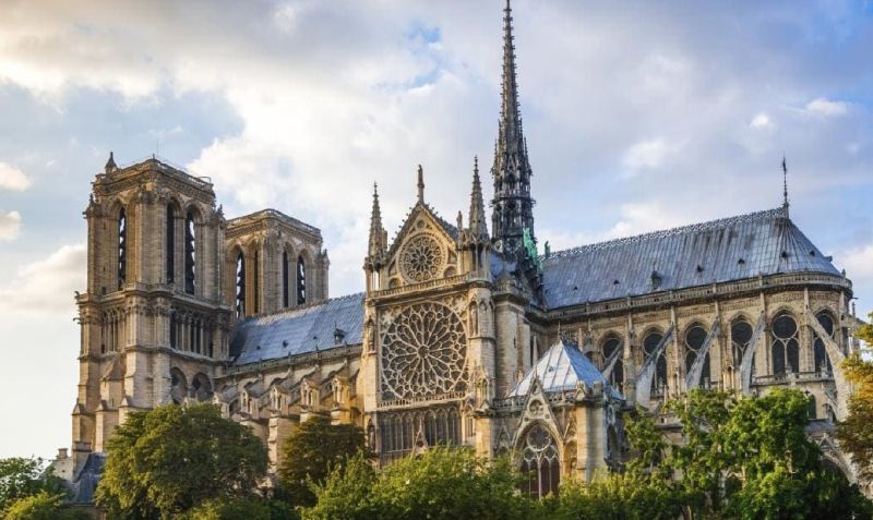 Membrii corului de la Notre-Dame din Paris au susţinut concertul de Crăciun purtând echipamente de securitate
