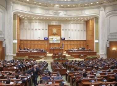 Ora 11.00. Conducerea Parlamentului se reuneşte pentru a stabili citirea, dezbaterea şi votul moţiunii de cenzură