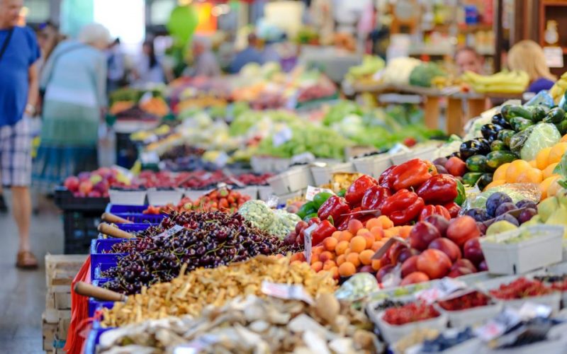 Românii cheltuie pe mâncare de două ori mai mult decât media europeană (raport Eurostat)