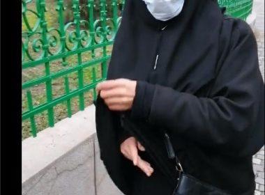 Un cerşetor s-a îmbrăcat în haine de măicuţă şi a câştigat o grămadă de bani lângă o biserică din Bucureşti. Cum a fost prins