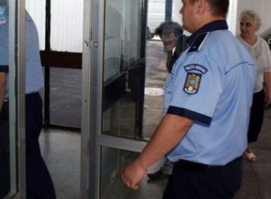 Alegeri parlamentare 2020 - Un poliţist din Gorj a tras accidental cu arma într-o încăpere alăturată secţiei de votare/Nu au existat victime, incidentul având loc înainte de deschiderea urnelor