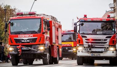 Incendiu puternic la o hală din zona industrială a municipiului Piteşti/ Pompierii intervin cu 15 autospeciale