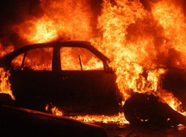 Maşină în flăcări, locatari evacuaţi
