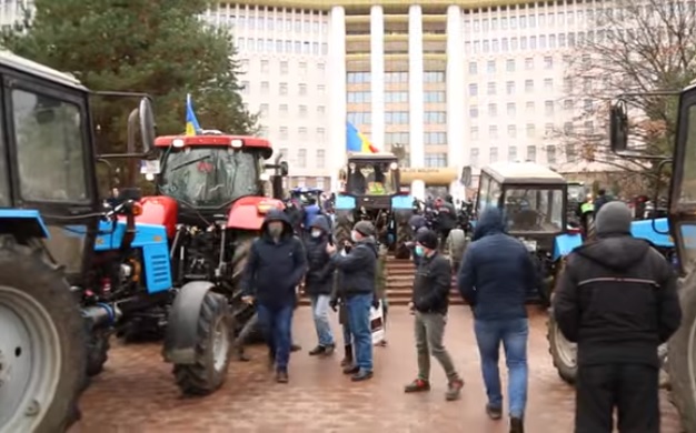Proteste în Republica Moldova – agricultorii dau buzna cu tractoarele în Parlament