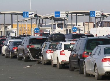 Aglomeraţie de camioane la frontiera cu Ungaria; la Vărşand se aşteaptă patru ore pentru formalităţi