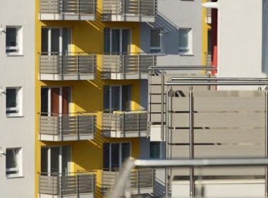 Locuinţele noi s-ar putea scumpi cu 15% din cauza noilor reguli pentru “clădiri verzi”