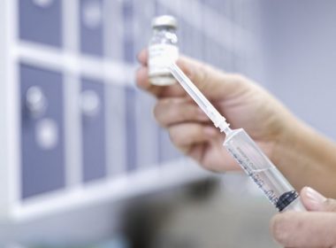 Vaccinul nu îi scapă de carantină