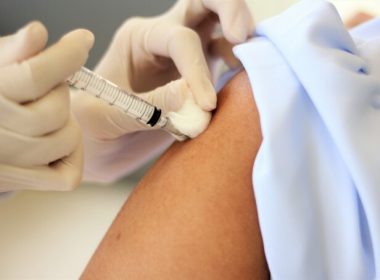 Valeriu Gheorghiţă: 2.489 de reacţii adverse la vaccinul anti-COVID, 74% generale şi locale / Cele mai frecvente manifestări - durere, tumefacţie, erupţie cutanată, oboseală, febră, frisoane / Nu s-au înregistrat cazuri de şoc anafilactic