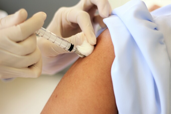 O asistentă din Alaska a avut o puternică reacţie alergică după ce a primit vaccinul Pfizer