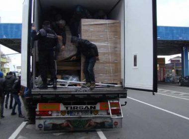 Migranţi ascunşi în camion, prinşi la Nădlac