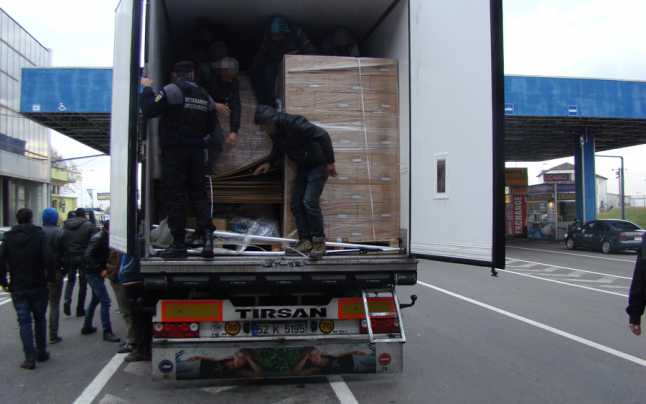 Migranţi ascunşi în camion, prinşi la Nădlac