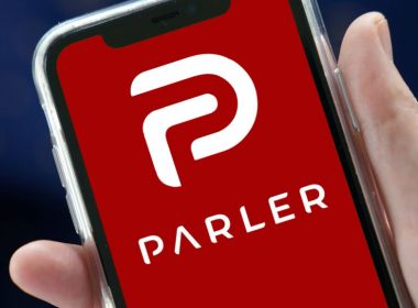 Apple şi Amazon.com au suspendat platforma de socializare Parler, preferată de mulţi susţinători ai preşedintelui Trump, din App Store şi serviciul de găzduire web