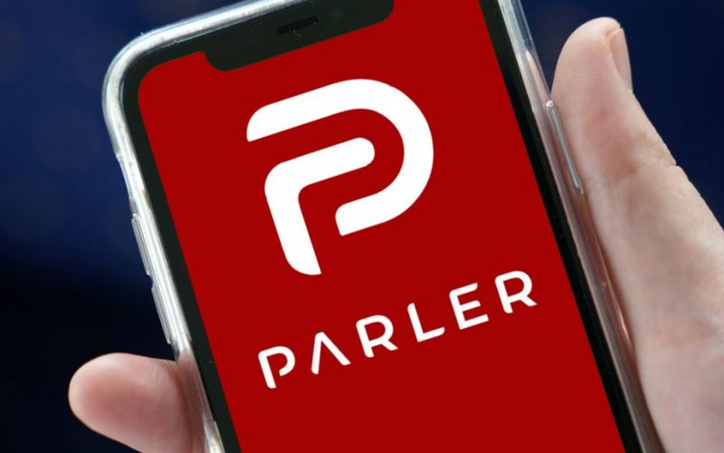 Apple şi Amazon.com au suspendat platforma de socializare Parler, preferată de mulţi susţinători ai preşedintelui Trump, din App Store şi serviciul de găzduire web