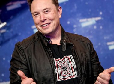 Elon Musk a devenit cel mai bogat om din lume, cu o avere netă de 185 de miliarde de dolari, depăşindu-l pe Jeff Bezos