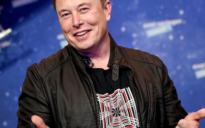 Elon Musk a devenit cel mai bogat om din lume, cu o avere netă de 185 de miliarde de dolari, depăşindu-l pe Jeff Bezos