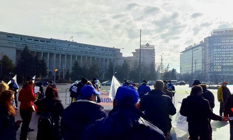 Proteste în Bucureşti, faţă de îngheţarea salariilor şi a pensiilor militare/ În Piaţa Victoriei, aproximativ o sută de persoane pichetează sediul Guvernului