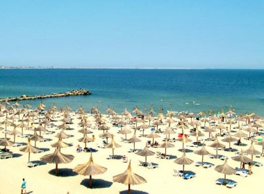 Touroperator: Eforie Nord este cea mai ieftină staţiune de pe litoral şi în acest an, cazarea la un hotel de patru stele la all inclusive va porni de la 115 lei pe noapte. Hotelurile de pe litoralul românesc vor păstra măsurile de protecţie