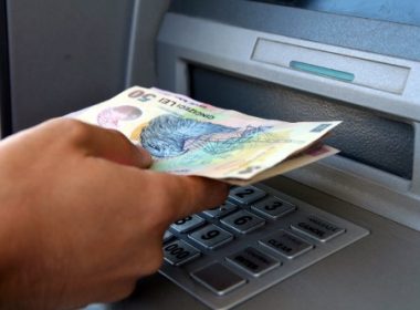 Cum poţi evita comisioanele şi cât costă pachetele de cont curent oferite de băncile din România