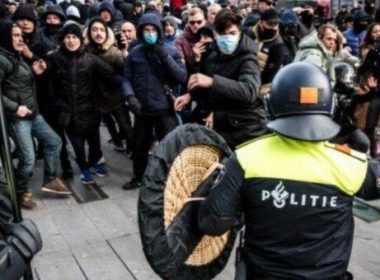 Proteste violente în Olanda faţă de măsurile drastice. Manifestanţii au incendiat un centru de vaccinare