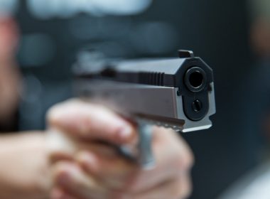 Un fost profesor a fost găsit în locuinţa sa împuşcat în cap