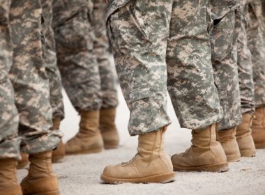 Biden anulează controversata decizie prin care Trump interzicea persoanelor transsexuale să servească în armată