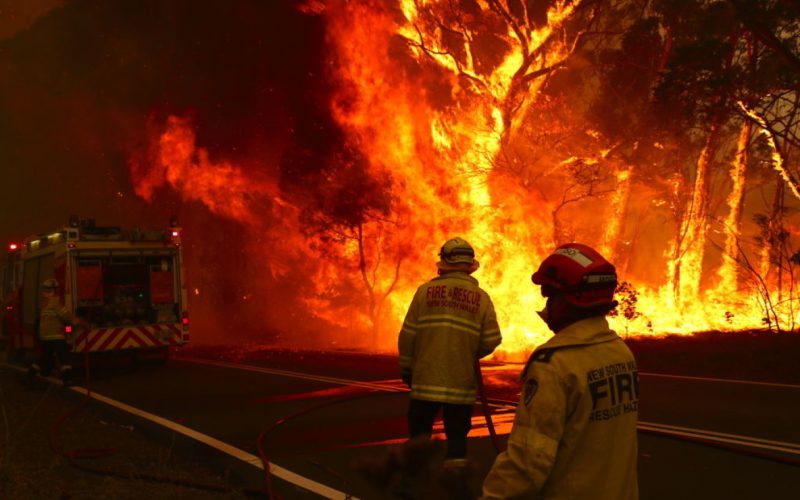 Incendii şi vreme de plajă în Australia